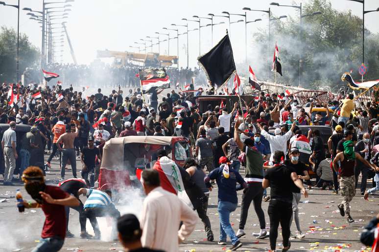 Manifestantes tentam escapar de bombas de gás lacrimogêneo lançadas pela polícia do Iraque durante protesto contra corrupção e problemas econômicos
25/10/2019
REUTERS/Thaier Al-Sudani