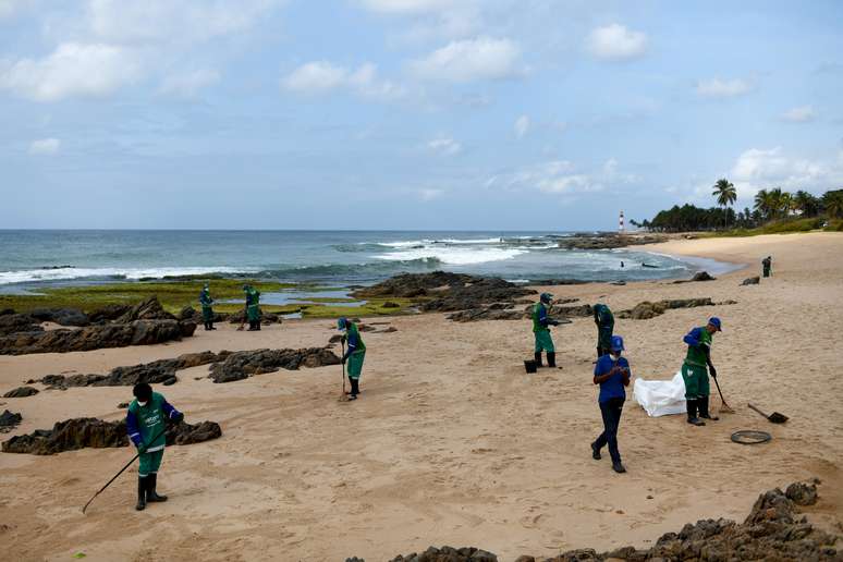 Trabalhadores trabalham na retirada de petr&oacute;leo na praia de Pedra do Sal, em Itapu&atilde;, bairro de Salvador
23/10/2019 REUTERS/Lucas Landau 