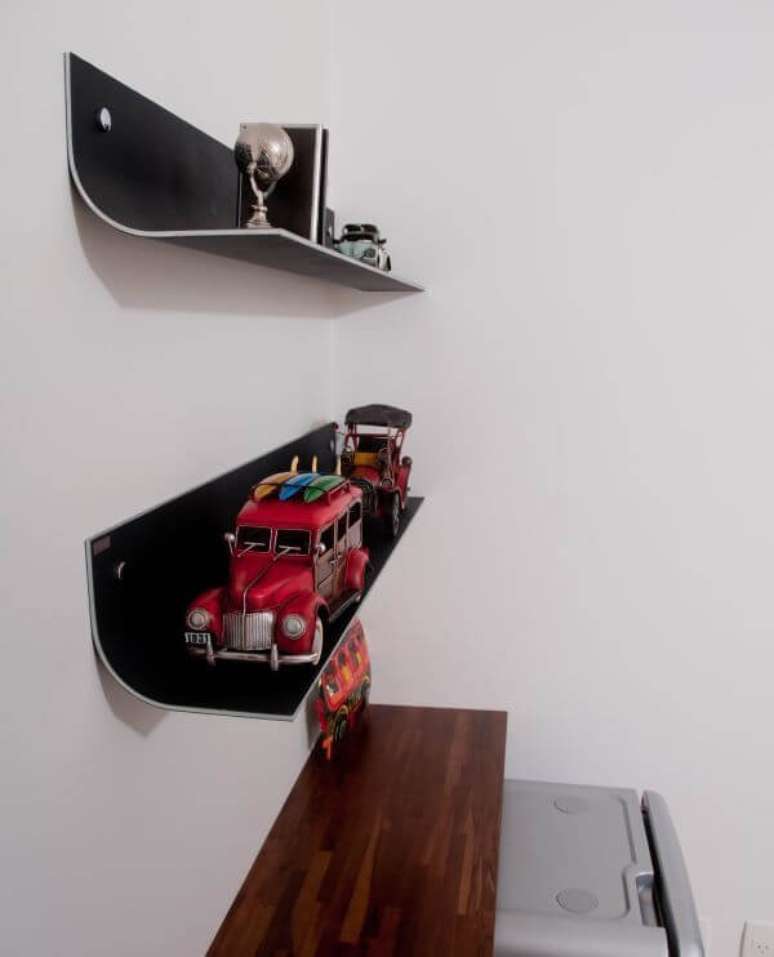 13. Enfeites para quarto masculino com carrinhos nas prateleiras – Por: Arch Design