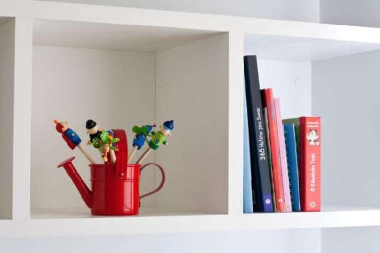 16. Enfeites para quarto de menino com livros e detalhes – Por: Regina Meira