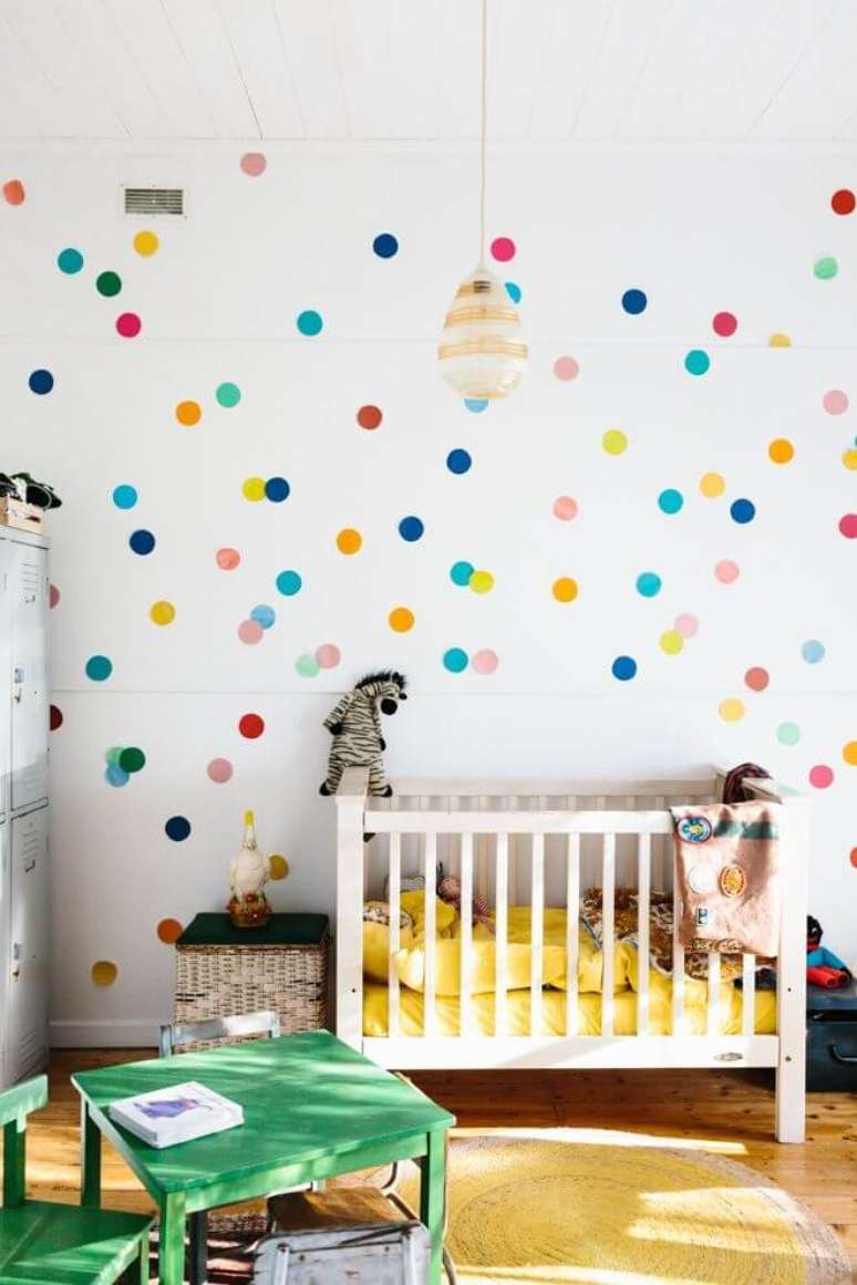 21. Enfeites para quarto com papel de parede colorido – Por: Pinterest