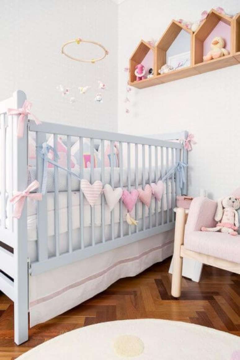 25. O quarto de bebê fica ainda mais bonita com os enfeites no berço – Por: Casa e Construção