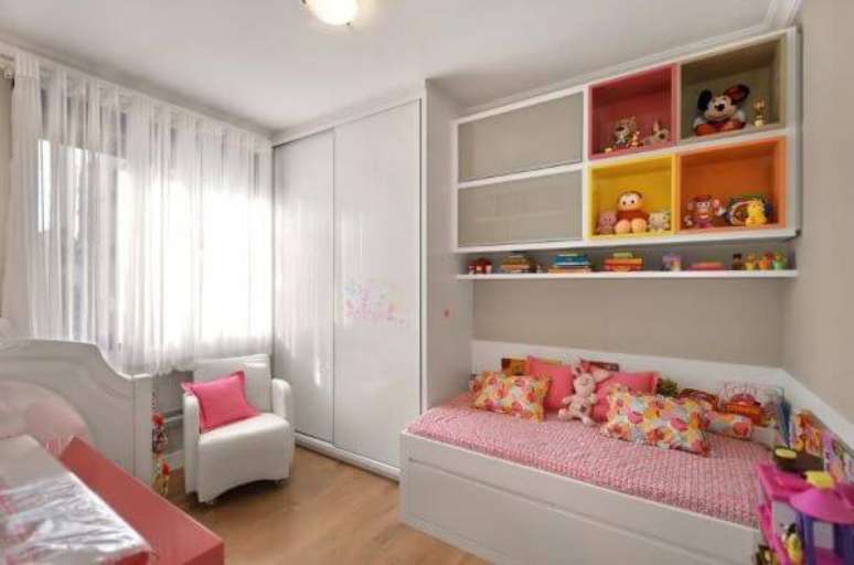 26. Enfeites para quarto infantil com decoração branca e rosa – Por: Alessandra Bonoto