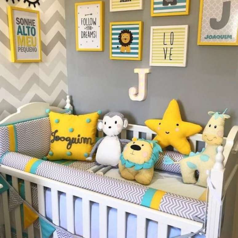 28. O quarto de bebê se torna muito mais bonito com os enfeites no berço e na parede – Por: Dicas de mulher
