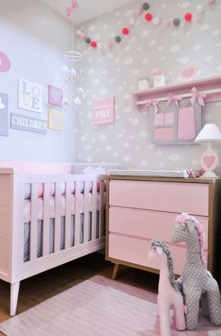 33. O quarto de bebê com enfeites fica ainda mais bonito e delicado – Por: Pinterest