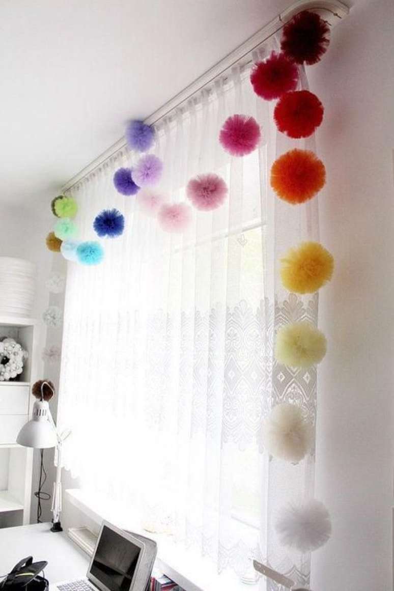 46. Pompons coloridos para decorar a cortina do quarto infantil – Por: Decocuartos
