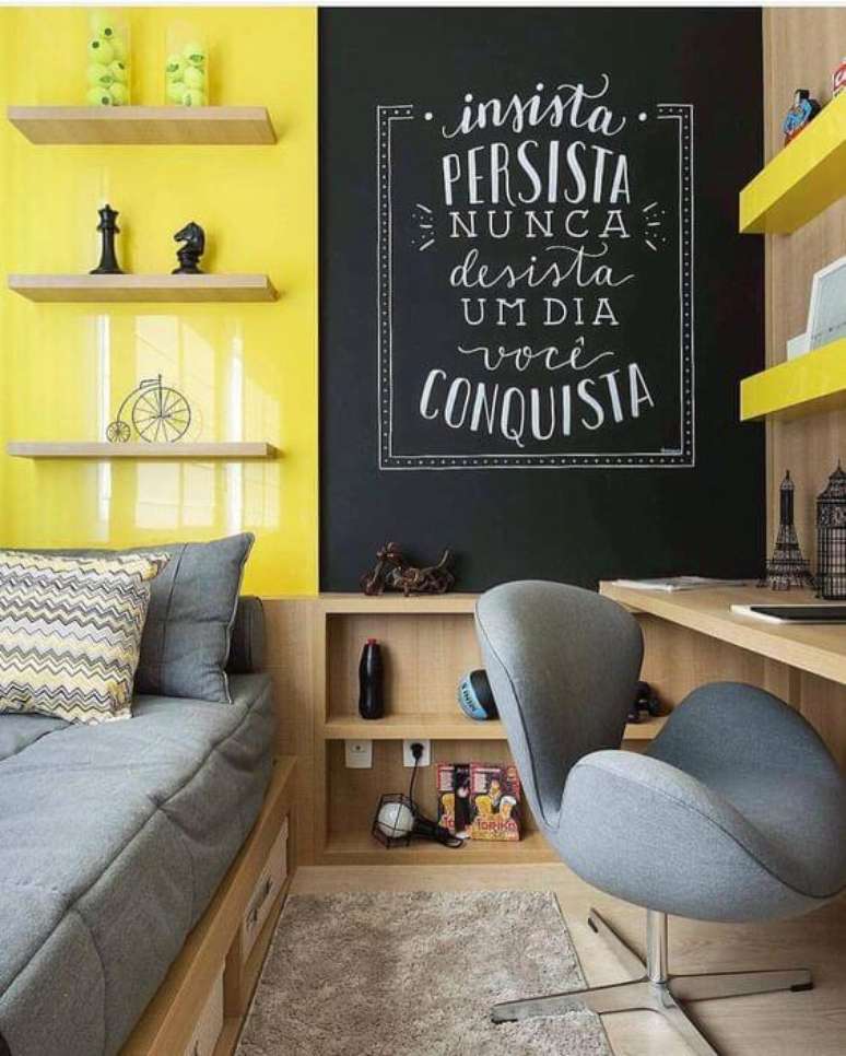 67. Quarto amarelo, preto e cinza com lindos enfeites – Por: Dicas Decor