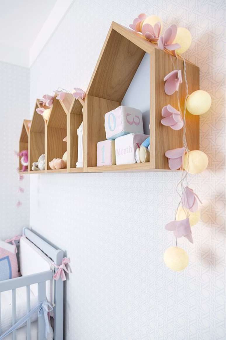3. Enfeites para quarto de bebê com nicho e luzes em formato de flores – Por: