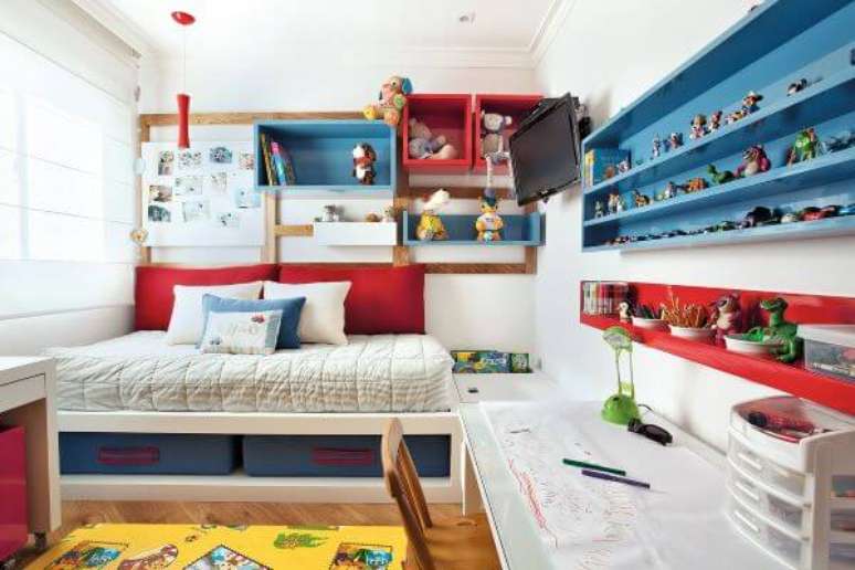 72. Quarto vermelho e azul com enfeites para parede de quarto lindos – Por: Revista Habitare