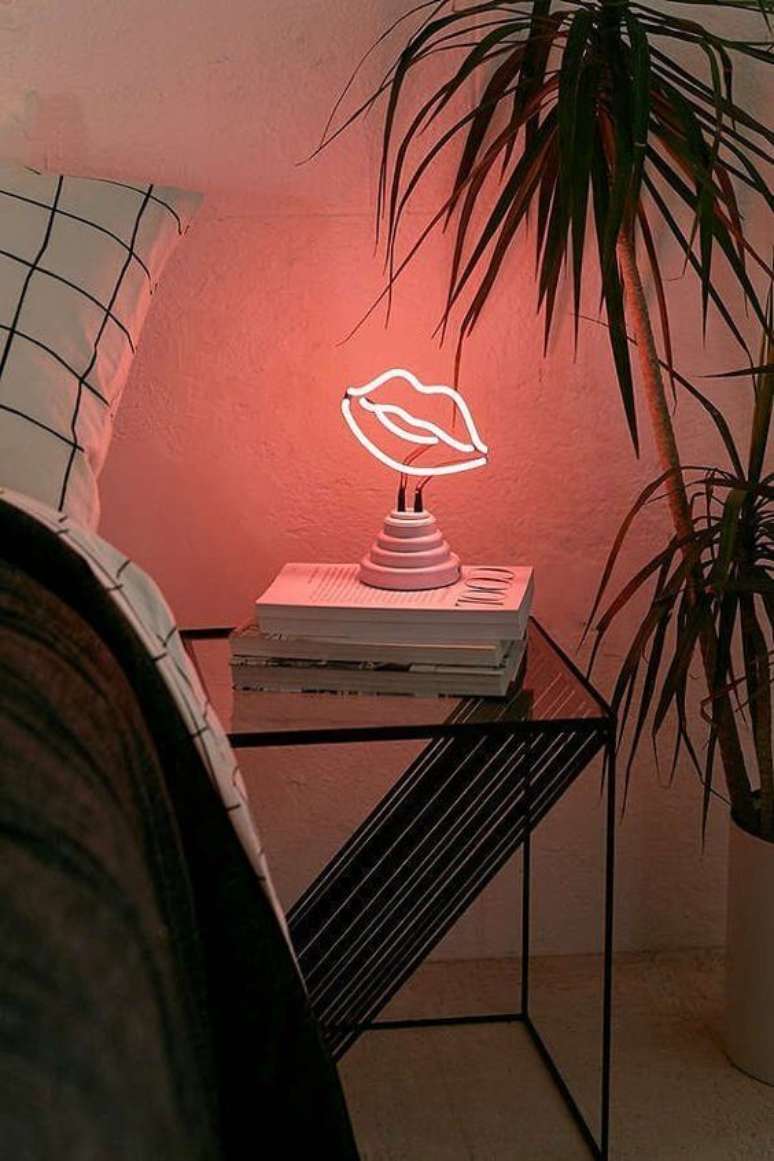 8. Enfeites para quarto feminino com luminárias de led – Por: Estilo Próprio By Sir