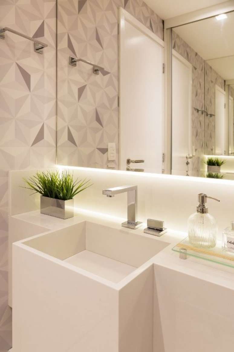19. Até mesmo banheiros podem ficar lindos com o papel de parede geométrico. Projeto de GF Projetos