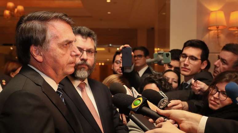 Presidente Jair Bolsonaro fala a jornalistas durante viagem à China