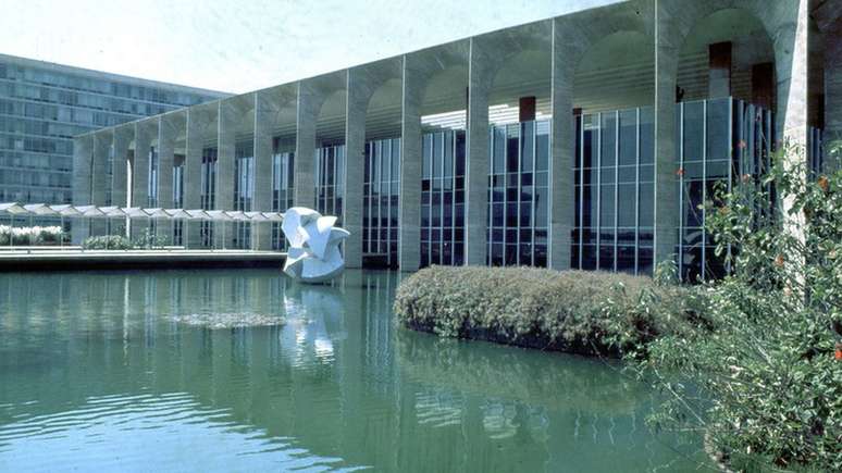 Prada conheceu o marido enquanto estudava no Instituto Rio Branco, que forma diplomatas para o Itamaraty (acima)