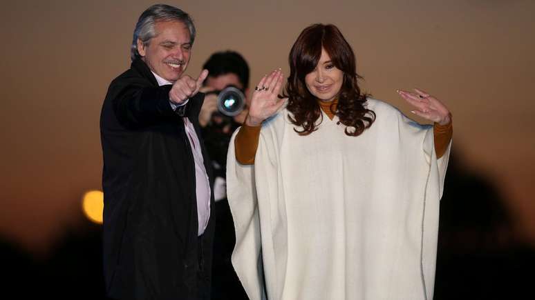 Chapa de Alberto Fernández e Cristina Kirchner venceu as primárias e está à frente nas pesquisas