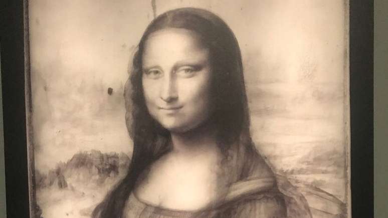 A Mona Lisa em si não está presente na mostra, mas um momento da exposição mostra-a em infravermelho, revelando os gestos do artista e os detalhes sob as camadas de tinta