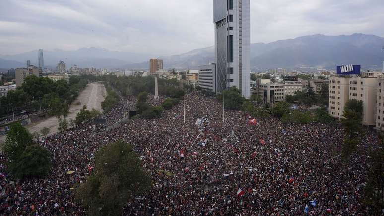 O CHILE ACORDOU. O povo luta nas ruas contra o…