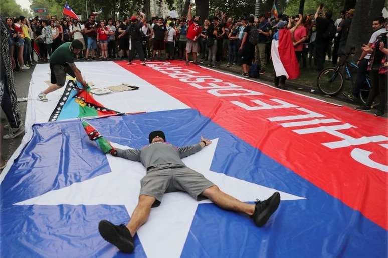 O CHILE ACORDOU. O povo luta nas ruas contra o…