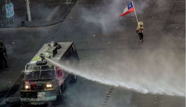 O CHILE ACORDOU. O povo luta nas ruas contra o…