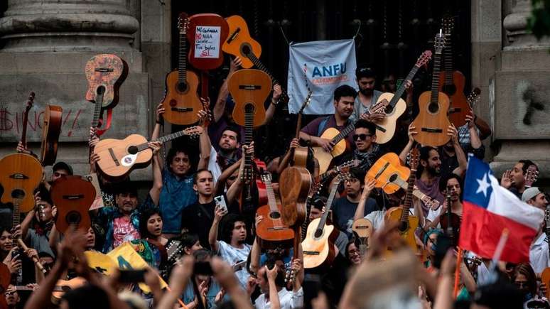 Cerca de 200 pessoas protestaram tocando a m&uacute;sica de Victor Jara "O direito de viver em paz"
