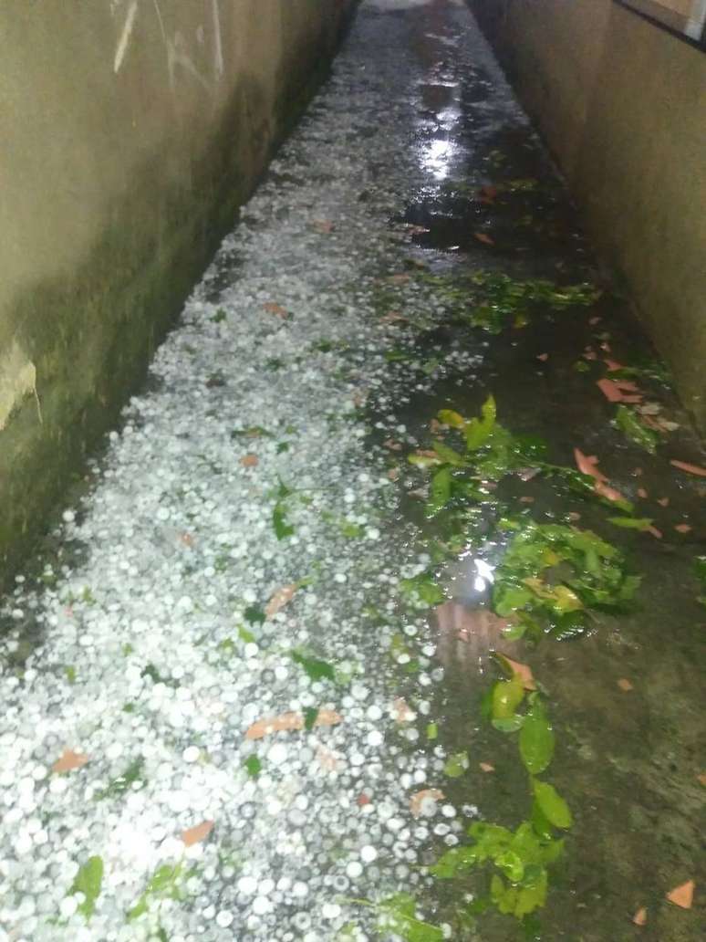 Chuva de granizo em Nova Iguaçu, na Baixada Fluminense