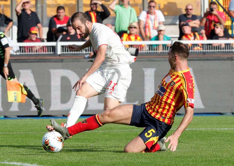 Lance entre Higuain, do Juventus, e Fabio Lucioni, do Lecce; partida terminou com empate modesto