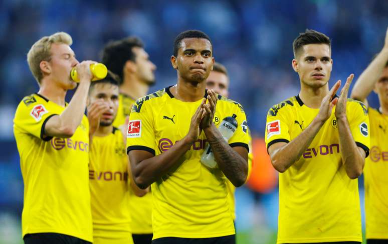 Manuel Akanji e Julian Weigl, do Borussia Dortmund, aplaudem torcedores após partida contra Schalke 04, que ficou no zero a zero