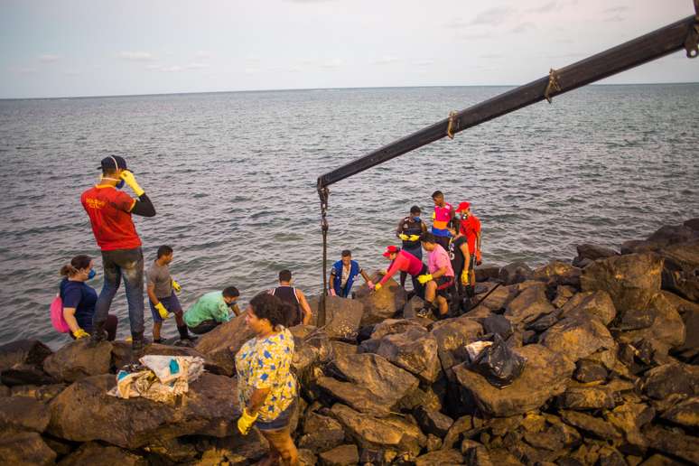  Trabalho de remoção do óleo na Praia do Janga, em Paulista, na Região Metropolitana do Recife (PE)