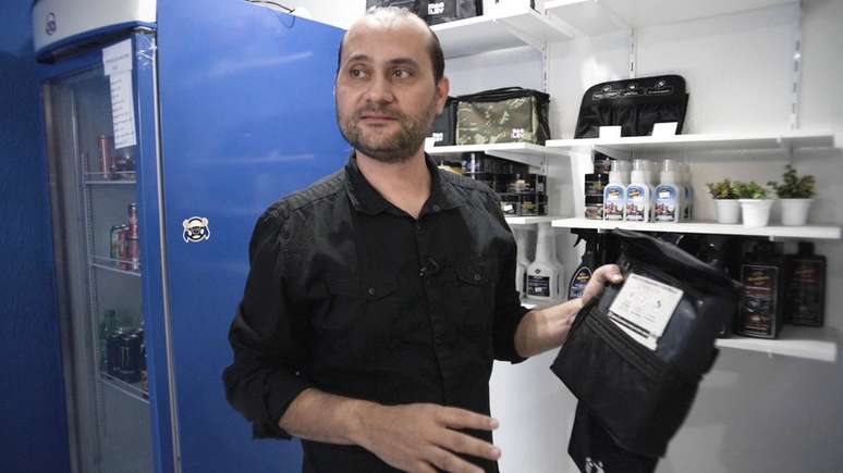 Mais de 20 mil bolsinhas térmicas para água já foram vendidas por Marlon em sua loja virtual