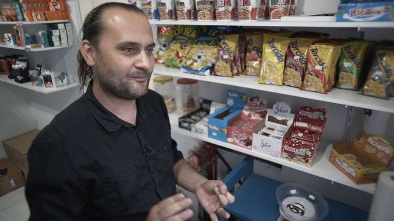 Loja do Ponto de Apoio Motorista Top, de propriedade de Marlon, vende de balas sortidas a fones de ouvido