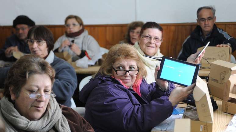 Além de fornecer computadores para crianças em idade escolar através do Plano Ceibal, o Estado uruguaio concede tablets a adultos mais velhos