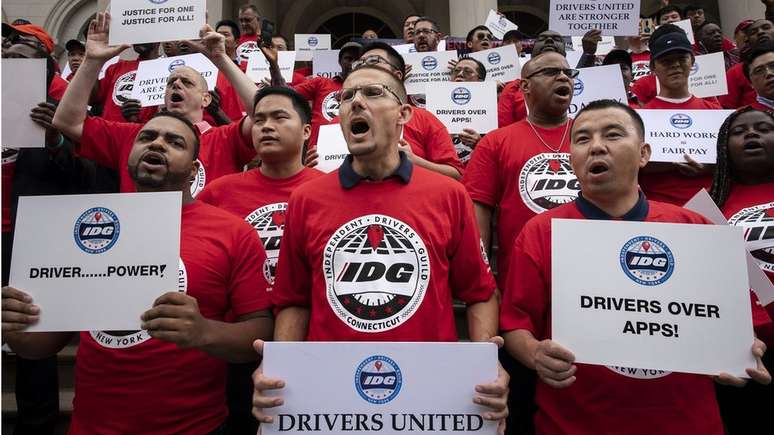 Protesto de motoristas contra apps em NY em 2019; neste ano, lei que obriga Uber a contratar trabalhadores foi aprovada na Califórnia