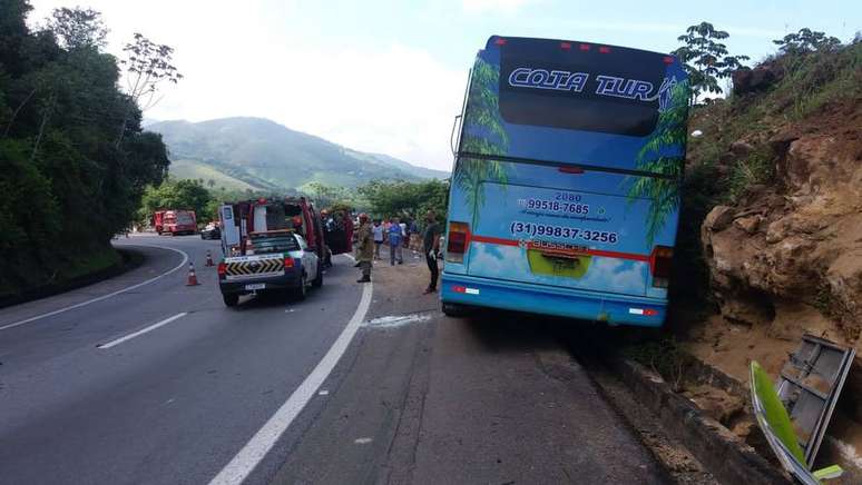 Depois de colisão, ônibus bateu em paredão de terra