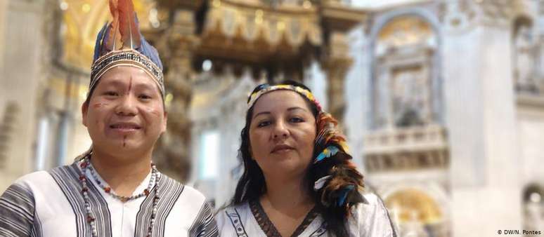 Yésica Patiachi Tayori e Siticonatzi Camaiteri, indígenas do Peru, participaram da missa de encerramento do Sínodo