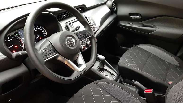 O interior do Kicks &eacute; bem agrad&aacute;vel, com display central de 7".