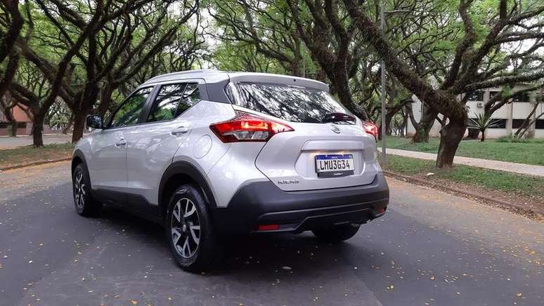 O Kicks tem porta-malas maior, por&eacute;m n&atilde;o traz aux&iacute;lio em descida.