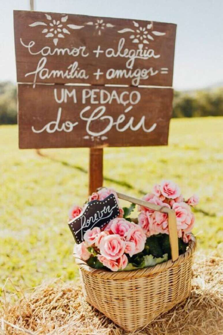 72. Plaquinhas são ótimas para decorar o casamento no campo – Foto: Wedding Ideas Brides