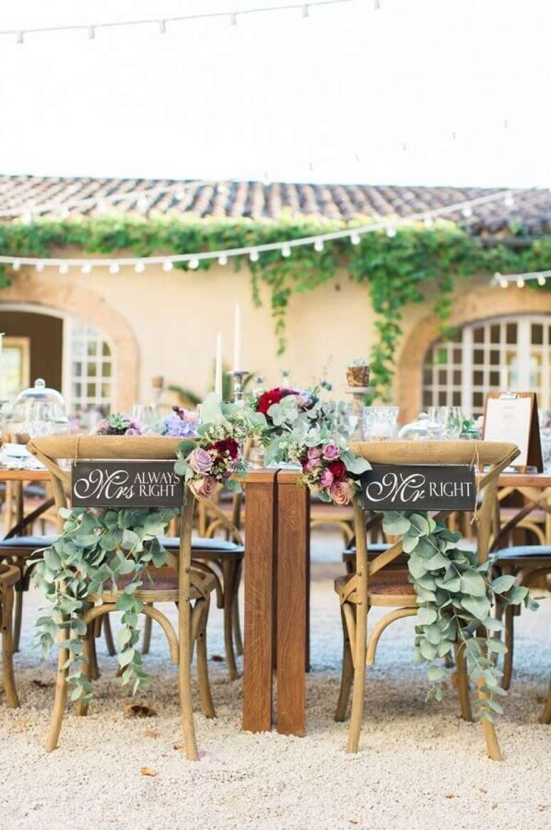 18. Cadeiras decoradas para os noivos para festa de casamento r&uacute;stico no campo &ndash; Foto: Rock My Wedding