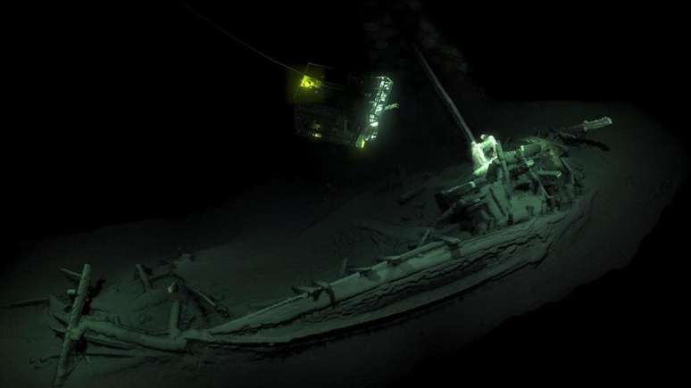 Arque&oacute;logos mar&iacute;timos descobriram o naufr&aacute;gio intacto mais antigo do mundo, um navio comercial grego de 400 a.C.
