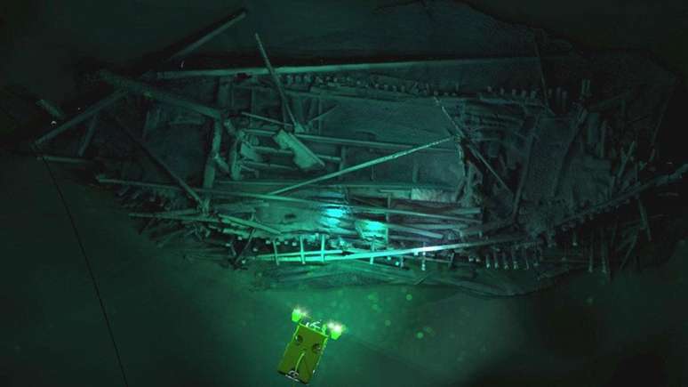 Como apenas alguns tipos de bact&eacute;rias sobrevivem nas &aacute;guas an&oacute;xicas do Mar Negro, os naufr&aacute;gios ficaram preservados por mil&ecirc;nios