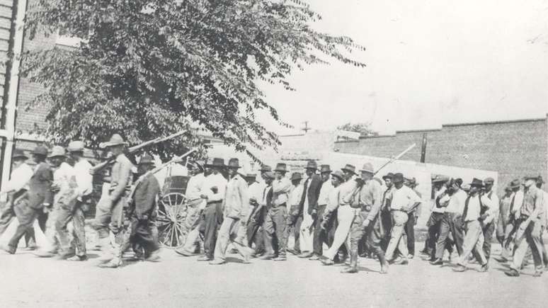 Guarda nacional com negros detidos após o massacre