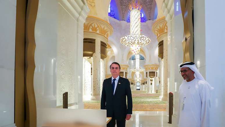 Bolsonaro em visita à Grande Mesquita Xeque Zayed, em Abu Dhabi; ele comentou o visual das jornalistas brasileiras que acompanham a viagem presidencial, na qual elas estão vestindo véus e abayas