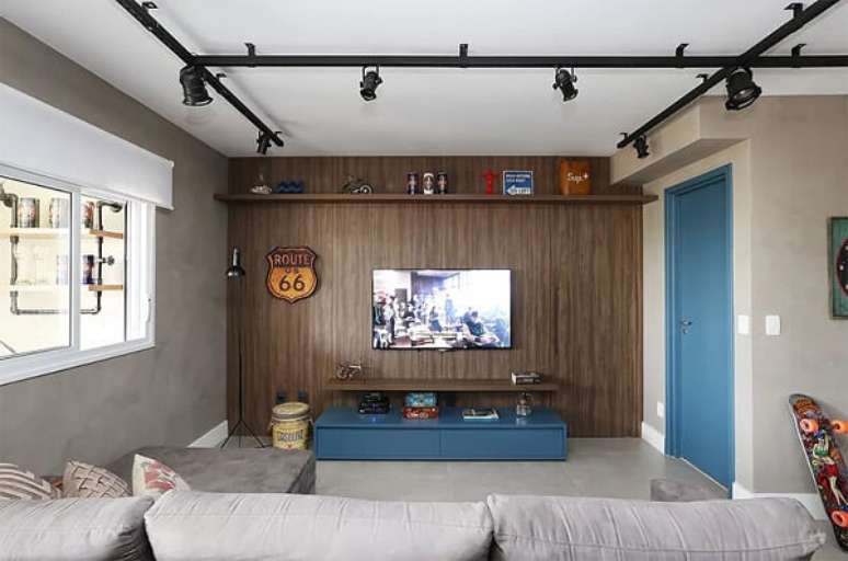 11. Spot de trilho preta decora a sala de TV. Fonte: Lim&atilde;o na &Aacute;gua