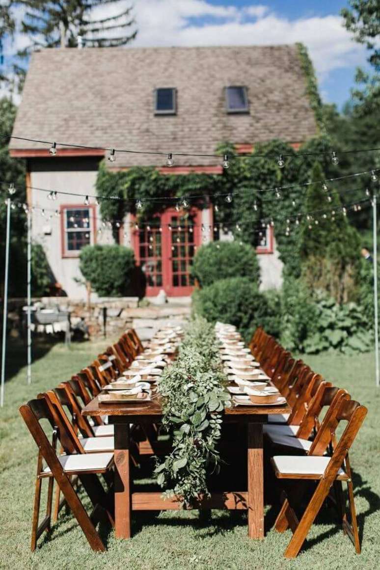 43. Casamento no campo de dia com decoração rústica e folhagens na mesa dos convidados – Foto: Wedding Chicks