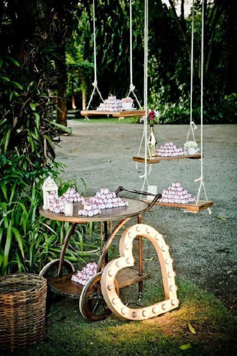 36. Decora&ccedil;&atilde;o de festa de casamento no campo com doces apoiados em balan&ccedil;as &ndash; Foto: Weddbook
