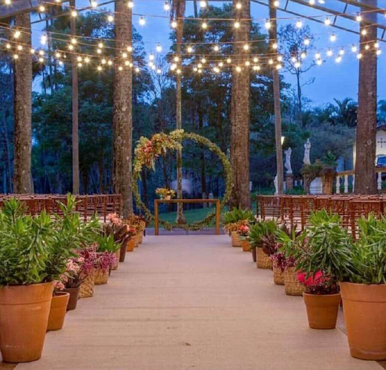 39. Vasos de cer&acirc;mica para decora&ccedil;&atilde;o de cerim&ocirc;nia de casamento r&uacute;stico no campo a noite &ndash; Foto: Glau Miranda