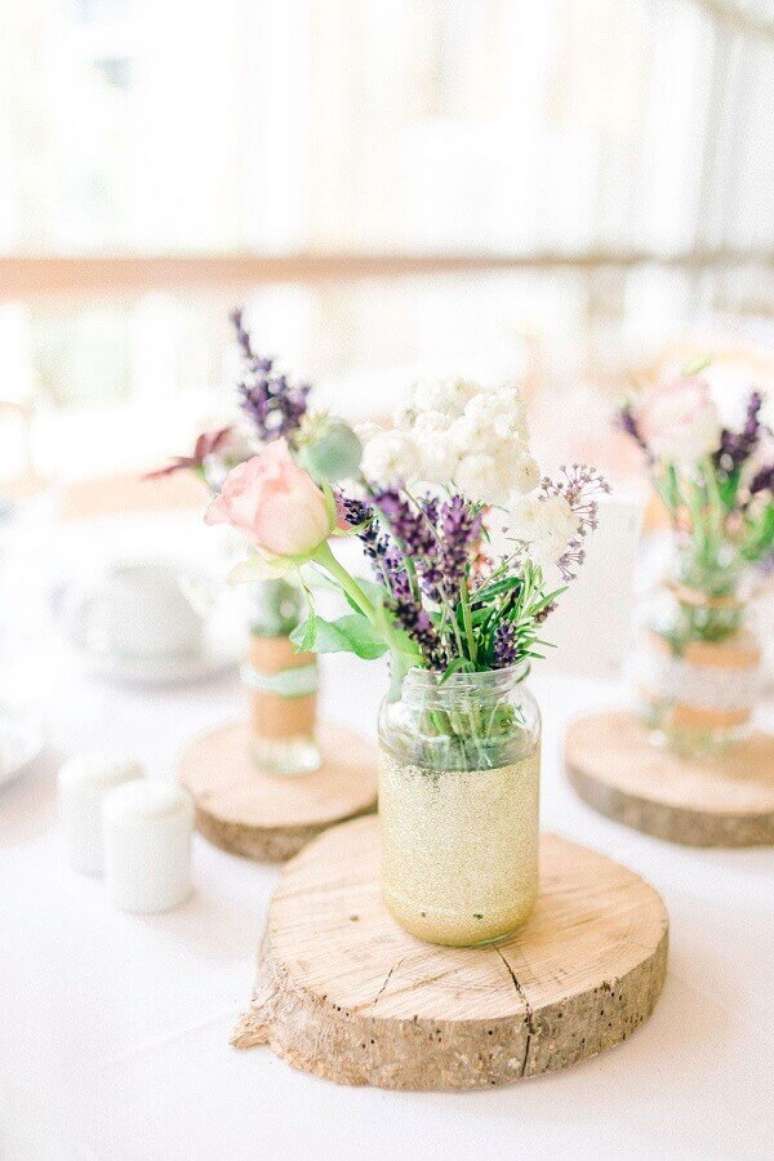 73. Arranjo de flores simples com vasinhos de vidro para casamento simples no campo &ndash; Foto: Pinterest