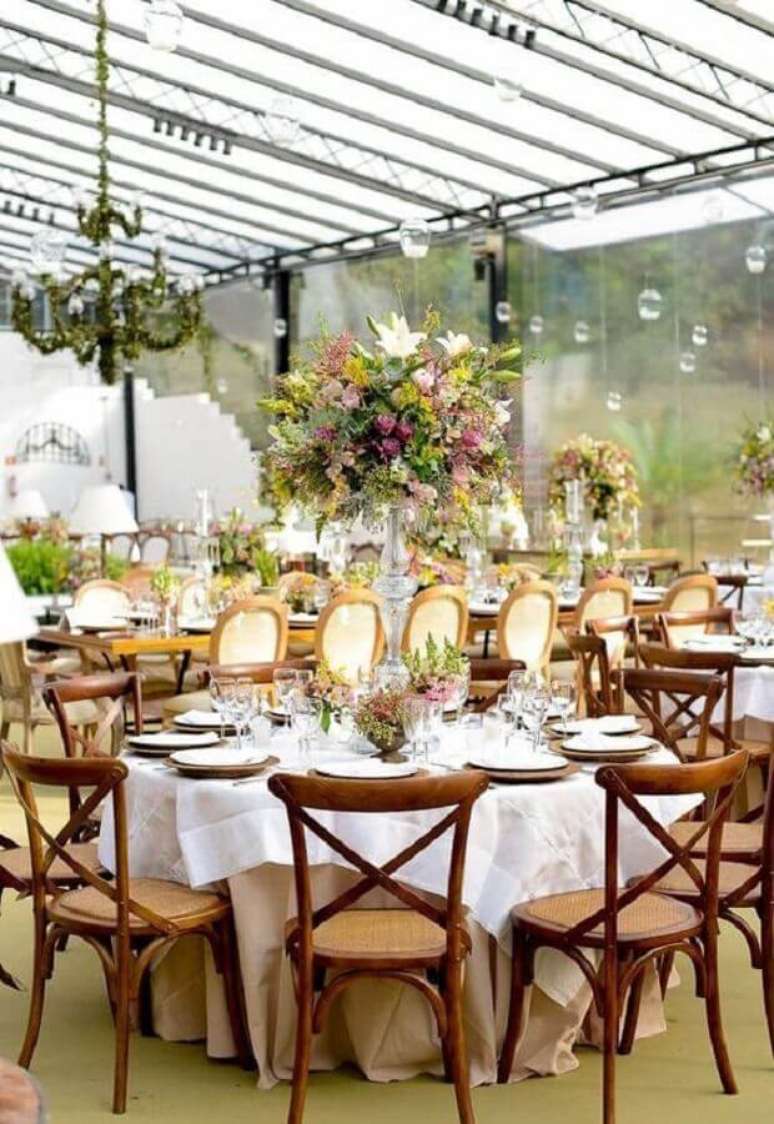 20. Festa de casamento no campo decorada com arranjo de flores bem grandes – Foto: Assetproject