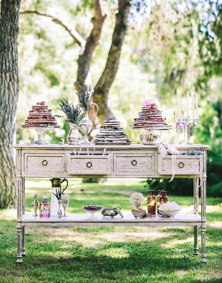 25. Os m&oacute;veis antigos s&atilde;o &oacute;timos para compor a decora&ccedil;&atilde;o de casamento r&uacute;stico no campo &ndash; Foto: Ruth Dourado