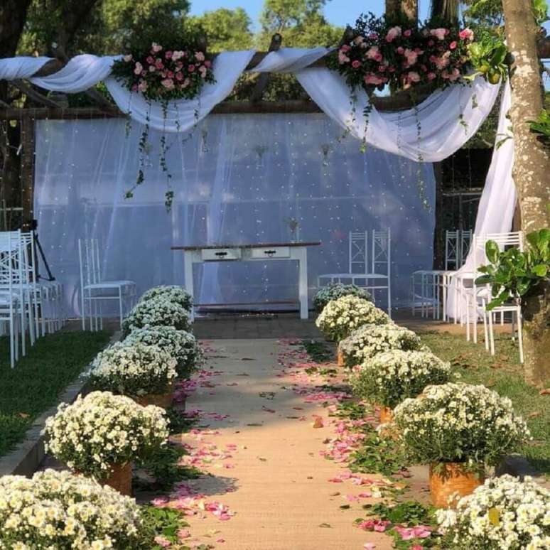 50. Decoração para cerimônia de casamento simples no campo com arranjo de flores brancas – Foto: Bia Belinha