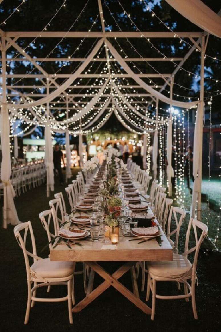 19. A cortina de luzinha é garantia de uma iluminação super aconchegante para o casamento no campo a noite – Foto: 33Decor